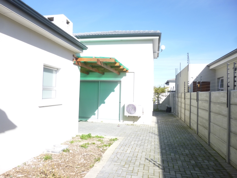 To Let 4 Bedroom Property for Rent in Parklands North Western Cape